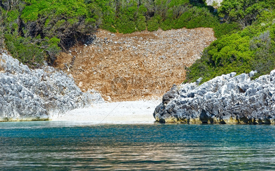 小型海滩和夏季岸观来自机动艇Kefalonia离希腊AgiaEffimia不远图片