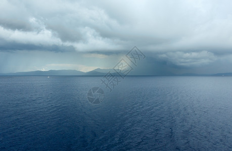 从凯法洛尼亚到伊萨卡希腊的火车渡轮上伴着暴风雨的天空海景夏季风希腊图片