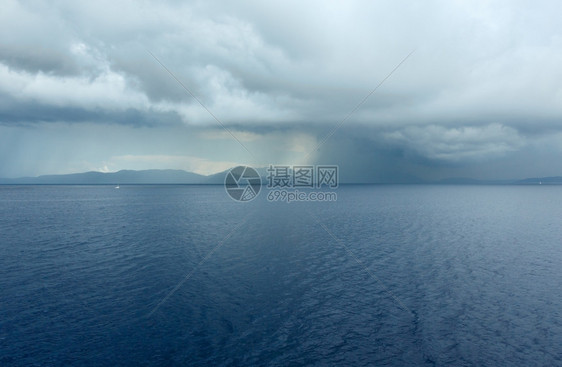 从凯法洛尼亚到伊萨卡希腊的火车渡轮上伴着暴风雨的天空海景夏季风希腊图片