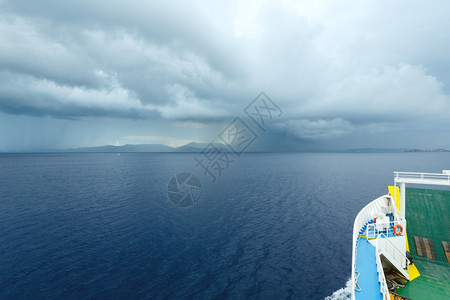 从凯法洛尼亚到伊萨卡希腊的火车渡轮上伴着暴风雨的天空海景夏季风希腊图片