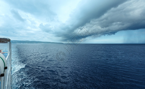 从凯法洛尼亚到伊萨卡希腊的火车渡轮上伴着暴风雨的天空海景夏季风希腊图片