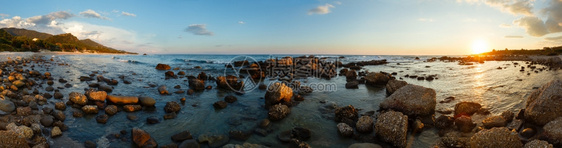 从海滩看日落夏季海岸线全景希腊列夫卡达图片