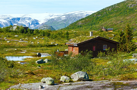 有木屋的夏季山地景观挪威图片