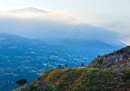 通往Myrtos海滩的公路早晨最高峰的景色希腊凯法洛尼亚图片