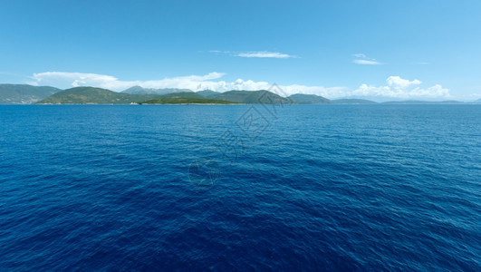 夏季感冒从Kefalonia到Lefkada希腊的火车渡轮海上夏季风景背景