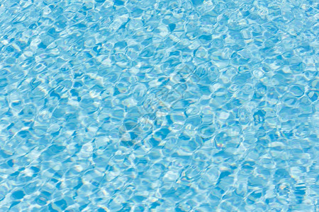 阳光在游泳池水面上穿刺的模式图片