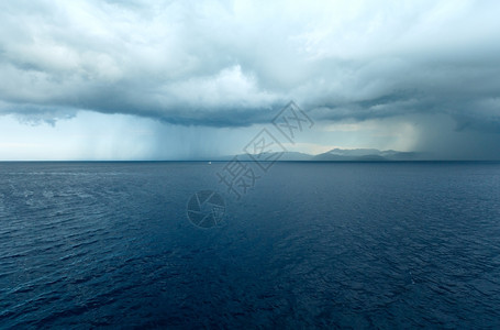 从凯法洛尼亚到伊萨卡希腊的火车渡轮上伴着暴风雨的天空海景夏季风希腊图片