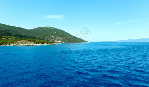 从Kefalonia到Lefkada希腊的火车渡轮海上夏季风景图片