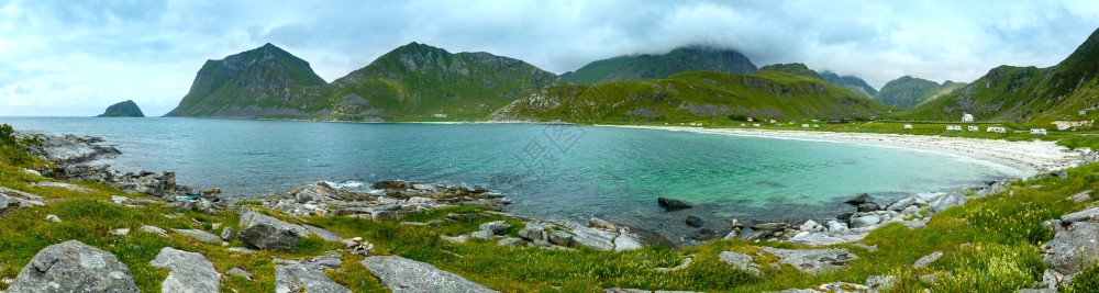 Haukland海滩夏季风云多挪威Lofoten全景图片