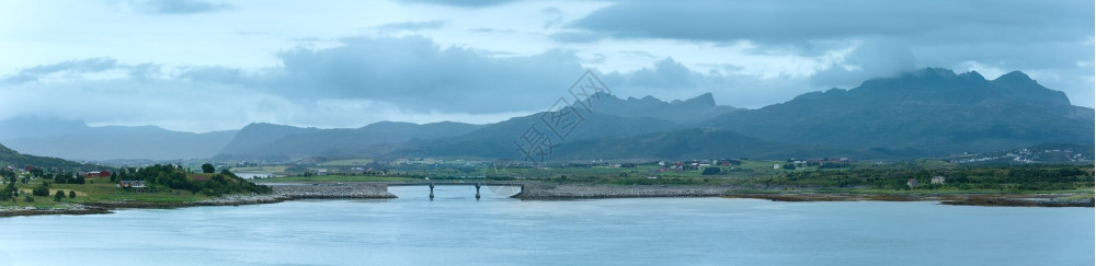 夏夜码头风景挪威Lofoten全景图片