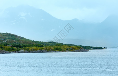 从渡口看兰峡湾夏季多云景色挪威图片