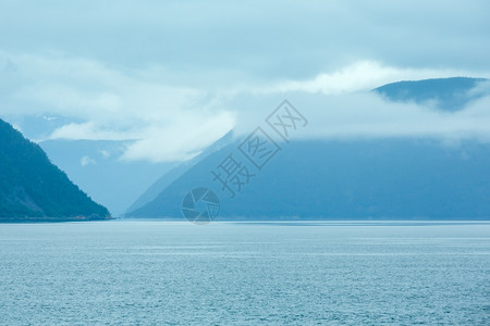 渡轮的Fjord夏季云层挪威图片