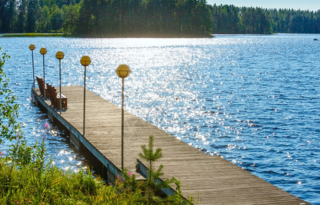 夏季湖风景边缘有森林木制码头有长椅芬兰背景图片