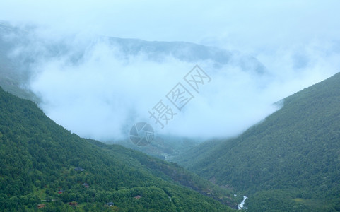 山地夏季景观河流和山坡上的房屋挪威奥兰德杰莱特图片