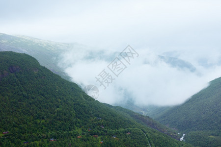 山地夏季景观河流和山坡上的房屋挪威奥兰德杰莱特图片