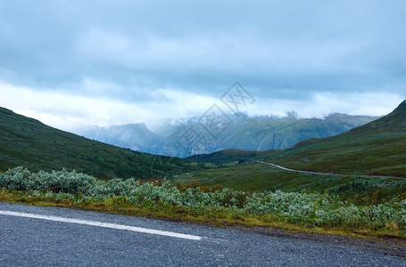 公路上的夏季山地多云挪威奥兰德杰莱特图片