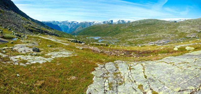 山坡上湖泊的夏季山地景观挪威图片