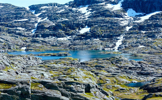 与小湖的夏季岩石山景挪威通往Trolltunga的通道图片