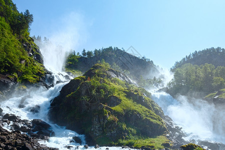 山夏季Latefossen或Latefos山坡上的瀑布挪威奥达图片