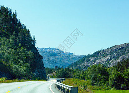 夏季山地景观与道路图片