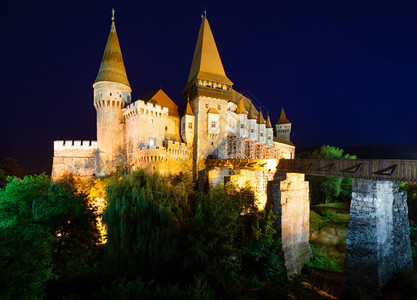 罗马尼亚特兰西瓦中胡内多拉省科尔文城堡夜景图片