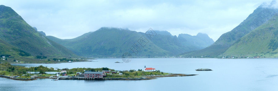 Lofoten夏季多云的海岸视角挪威全景图片