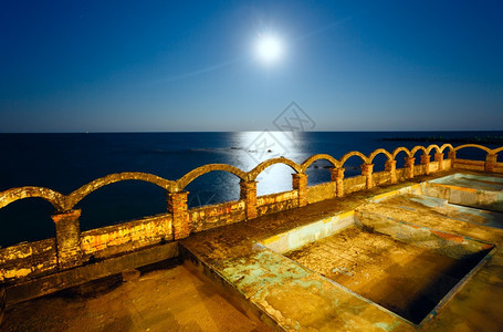 夏季海岸夜视废墟和月光在水面黑海保加利亚图片