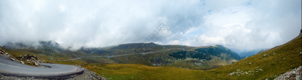 从Transalpina路南喀尔巴阡山罗马尼亚看夏季全景图片