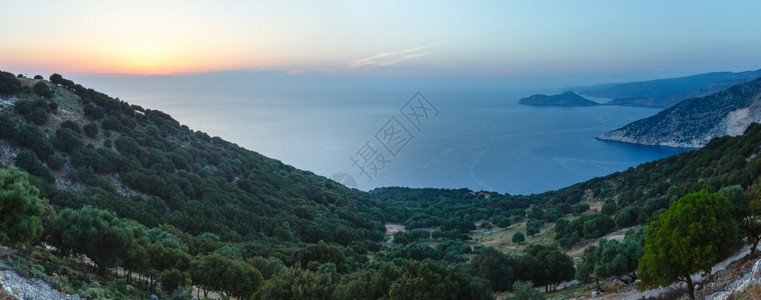 日落的夏季海岸线景观希腊凯法洛尼亚全景图片