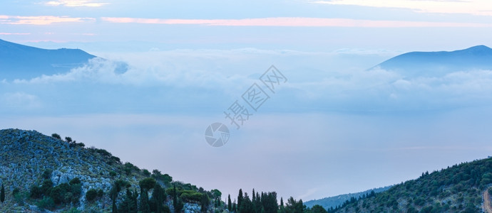 日出薄雾的夏季山地景观希腊凯法洛尼亚图片