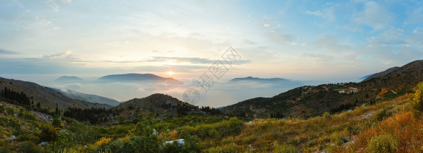 日出薄雾的夏季山地景观希腊凯法洛尼亚图片