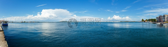 从海滩上乘游艇的夏季海景Mytikas附近Prevaza希腊全景图片