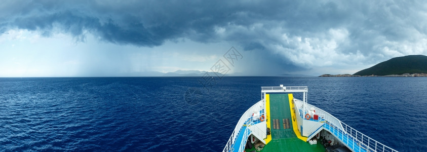 从Kefalonia到Itaca希腊的途中乘火车渡轮着暴风雨的天空海景全图片