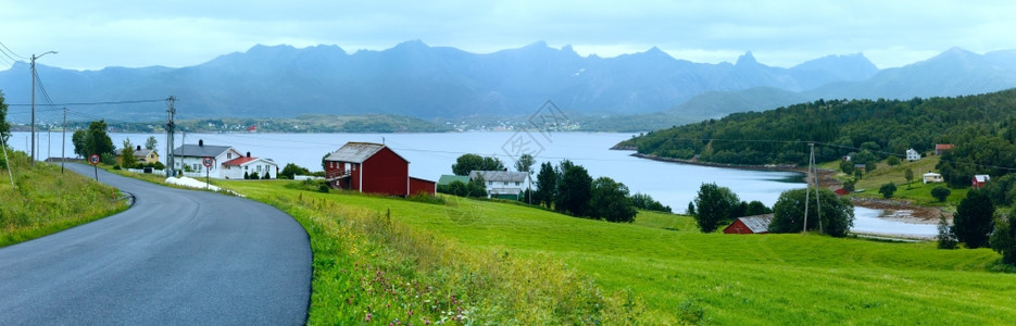 海岸上村庄挪威的Fjord夏季阴云全景图片