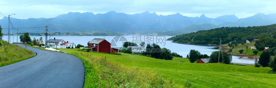 海岸上村庄挪威的Fjord夏季阴云全景图片