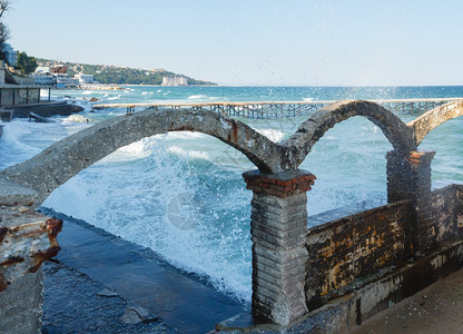 海风暴毁坏的码头和前面冲浪黑海保加利亚瓦尔纳附近图片