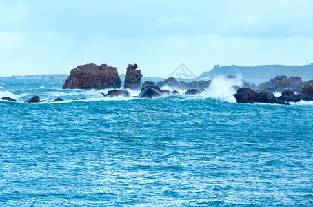 Tregastel海岸早春景观位于法国布列塔尼的PerrosGuirec和PleumurBodou之间粉色花岗岩海岸图片