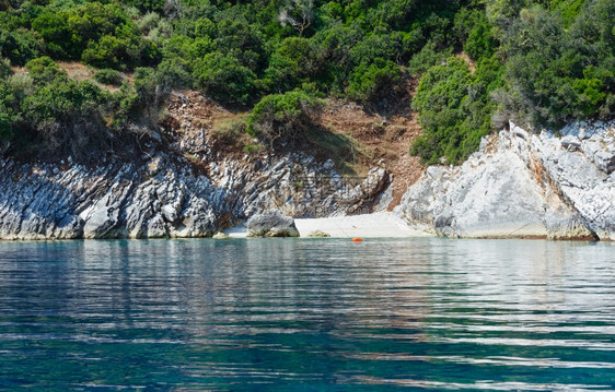 夏季海岸景来自滩小的机动艇Kefaloonia离希腊AgiaEffimia不远图片