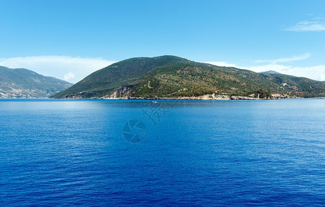 从Kefalonia到Lefkada希腊的火车渡轮海上夏季风景图片