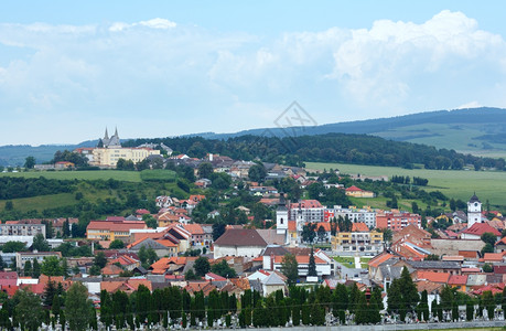 SpisCastle斯洛伐克的SpisskePodhradie夏季视图在背景的章节中夏季视图图片