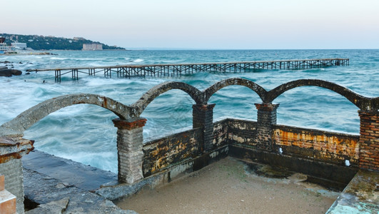 海风暴和破碎的码头保加利亚黑海瓦尔纳附近图片