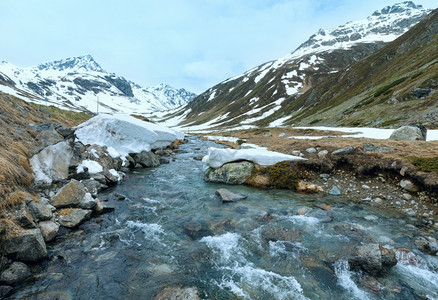 带有河流的夏季山地景观瑞士福卢拉山图片