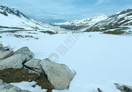 岩石和雪山铺盖的道路图片