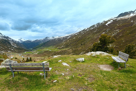 有长凳的夏季山地景观瑞士福卢拉山图片