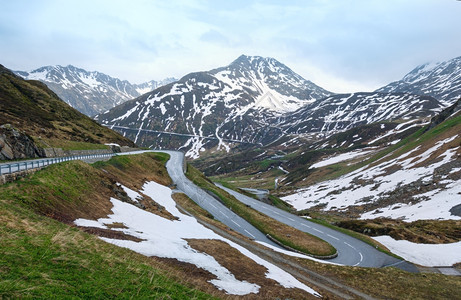 一条弯曲道路和雪山图片