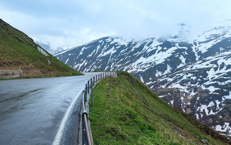 一条弯曲道路和雪山图片