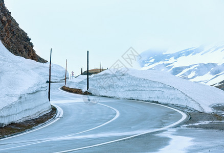 带一条弯曲道路和雪山图片