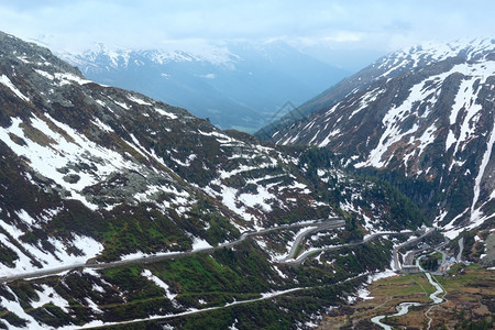 一条弯曲道路和雪山图片