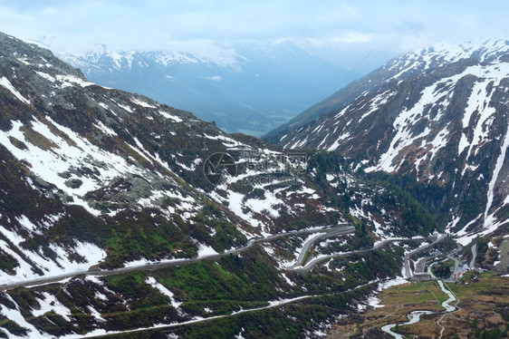 一条弯曲道路和雪山图片