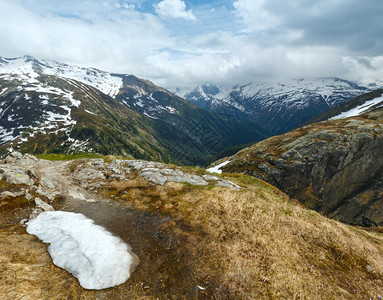 山顶有雪的夏季地景观瑞士GrimselPass图片